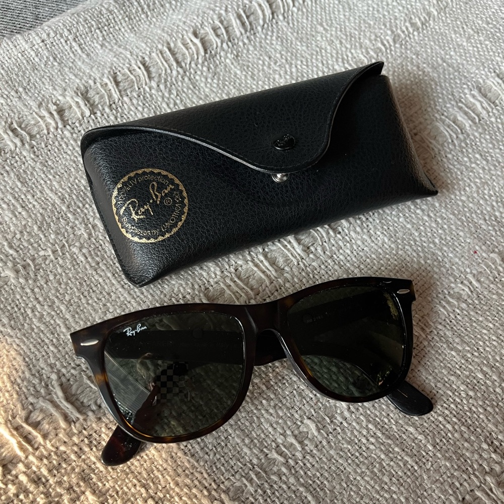 Ray-Ban Wayfarer unisex Sunglasses with Case